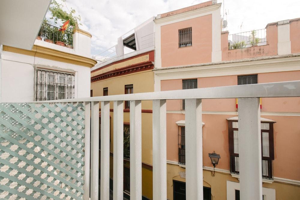 Boutike Guesthouse Севиля Екстериор снимка